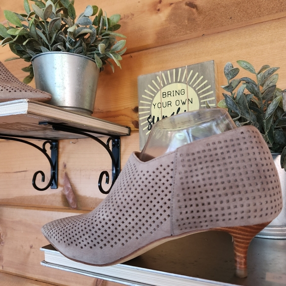 COPY - Franco Sarto 💜 DEEPA2 Ankle Booties Suede Leather Point Perf Kitten Heel - Picture 2 of 11